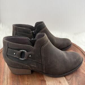 Clarks Boots Women's Size 9.5 Brown Ankle‎ Booties Ring Harness Side Zip Comfort
